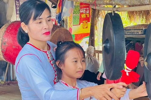 Người Mường ở xã Ia Lâu 'giữ lửa' cồng chiêng