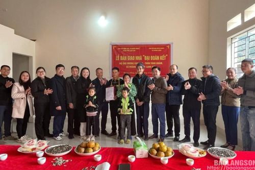 Ban Vận động Quỹ 'Vì người nghèo' thành phố Lạng Sơn bàn giao nhà đại đoàn kết cho hộ cận nghèo ở xã Hoàng Đồng