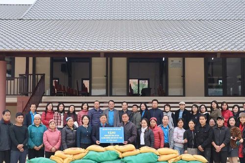 Liên đoàn Lao động tỉnh Bắc Giang trao hỗ trợ cho người lao động bị ảnh hưởng bởi bão số 3 tại huyện Bảo Yên