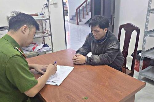 Bám kính xe ô tô chạy trên cao tốc, một thanh niên bị thương nặng