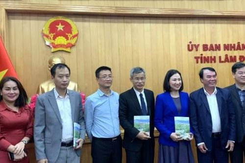 Lãnh đạo tỉnh tiếp xã giao Đoàn Công tác Đại sứ Đặc mệnh toàn quyền Việt Nam tại các nước Bulgaria, Saudi Arabia và Egypt