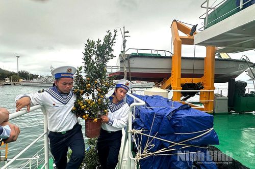 Đoàn công tác thăm, trao quà, chúc Tết cán bộ, chiến sĩ, Nhân dân Quần đảo Trường Sa