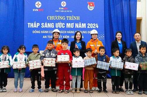 'Thắp sáng ước mơ năm 2024', đồng hành cùng khách hàng sử dụng điện