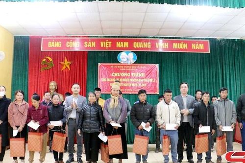 Chương trình tặng quà cho hộ nghèo nhân dịp Tết Nguyên đán Ất Tỵ 2025