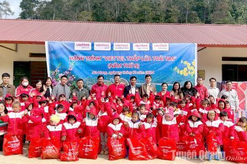Viettel Tuyên Quang trao tặng 140 suất quà cho học sinh nghèo