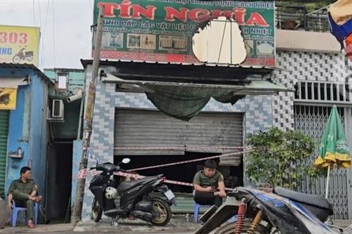 Đập tường cứu 2 người bị ngạt khói trong đám cháy