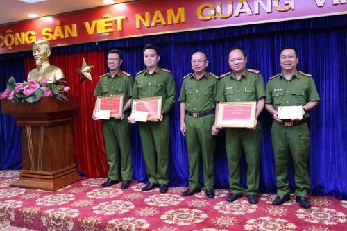 Khen thưởng các đơn vị khám phá nhanh các vụ án ở Bình Dương