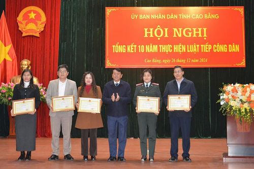 Khen thưởng 15 tập thể, cá nhân có thành tích xuất sắc trong 10 năm thực hiện Luật Tiếp công dân
