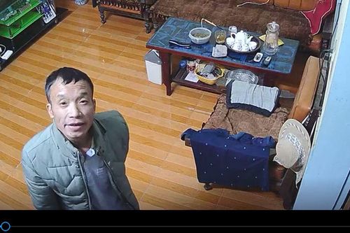 Clip: Bố Hải Dương 'độc thoại' qua camera gọi con gái về ăn lẩu gà nhiều rau khiến triệu trái tim tan chảy