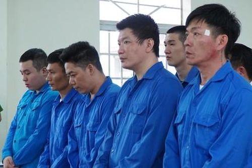 Chia nhau gần 57 năm tù vì 'giải cứu' nữ tiếp viên quán karaoke