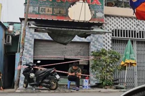 Cháy cửa hàng ở Bình Chánh, 2 người bị ngạt khói được đưa đi cấp cứu