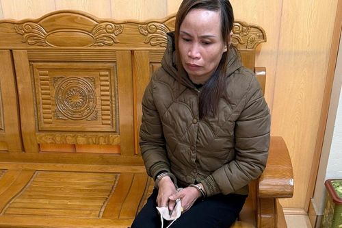 Bắt 'nữ quái' vào trường tiểu học trộm 9 dây chuyền của học sinh