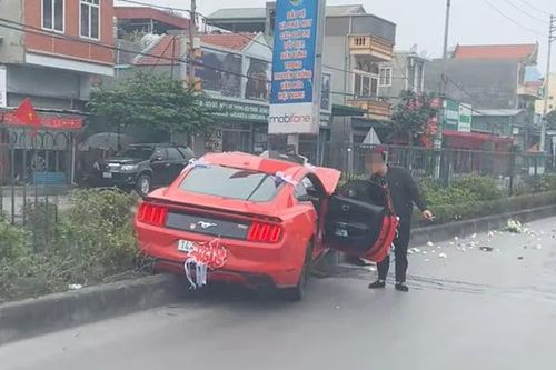 Xe đón dâu nát đầu sau khi tự đâm vào dải phân cách