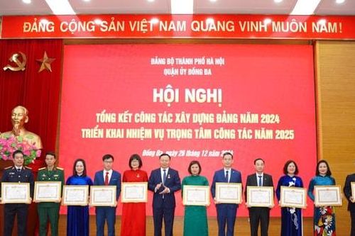 Đảng bộ quận Đống Đa kết nạp mới 312 đảng viên trong năm 2024
