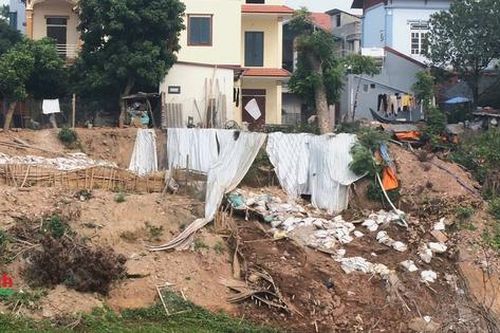 Hà Nội: Sạt lở bờ tả sông Hồng tại huyện Mê Linh làm nứt, đổ tường nhà dân