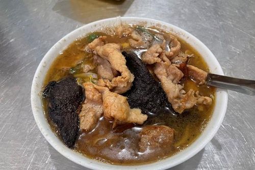 Xếp hàng ăn phở gan cháy Bắc Ninh