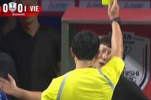 Phản ứng của HLV Kim Sang Sik sau khi nhận thẻ vàng trận ĐT Việt Nam vs ĐT Singapore