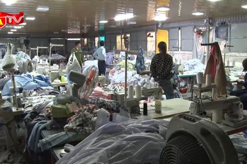'Đột kích' công xưởng chuyên may áo sơ mi giả các thương hiệu nổi tiếng