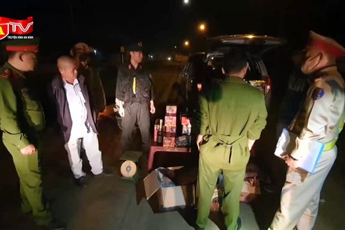 Trình thẻ phóng viên giả để vận chuyển 'hàng cấm'