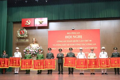 Công an thành phố Hà Nội nhận Cờ thi đua xuất sắc của Thủ tướng Chính phủ