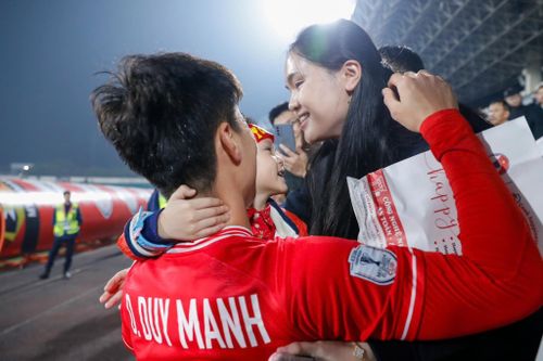 Bà xã Duy Mạnh thông báo nghỉ bán hàng đi cổ vũ tuyển Việt Nam