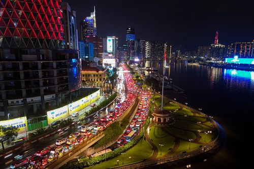 Kẹt xe dài hàng km tại trung tâm TP.HCM sau cơn mưa lớn