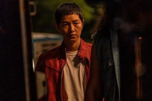 Song Joong Ki: 'Tôi sẽ bị vợ mắng nếu hành động không đúng mực, nhưng tôi yêu cái cách cô ấy khiến tôi tốt hơn mỗi ngày'
