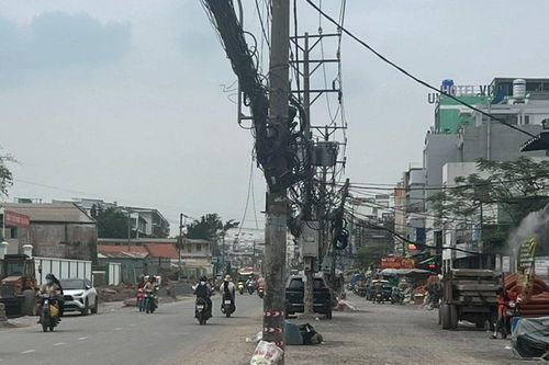 Chưa di dời hàng trụ điện trên đường Dương Quảng Hàm: Công trình khó hoàn thành đúng tiến độ