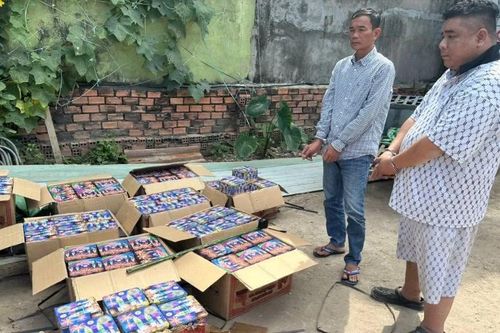 Bắt 2 người vận chuyển hơn 300kg pháo nổ từ An Giang về TPHCM tiêu thụ