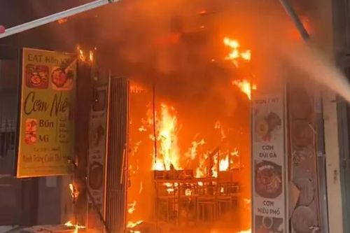 Cháy quán cơm trên phố Hà Nội, kèm theo tiếng nổ
