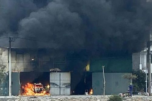 Hà Nội: Chập khoang máy ô tô, gara bốc cháy ngùn ngụt