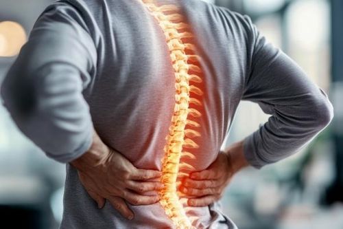 Tám triệu chứng đau lưng cần phải đi khám ngay