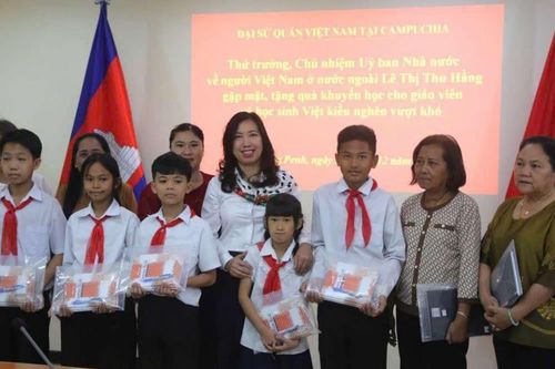 Thứ trưởng Lê Thị Thu Hằng làm việc tại Campuchia, thăm hỏi cộng đồng người gốc Việt