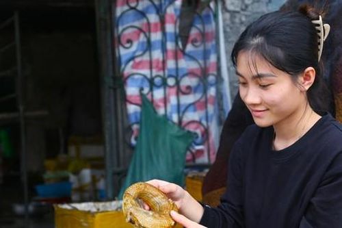 Người dân làng chài đỏ lửa xông đặc sản 'cá ông trời' dịp Tết