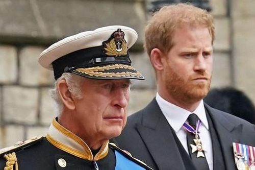 Vua Charles vạch rõ quan hệ với Harry