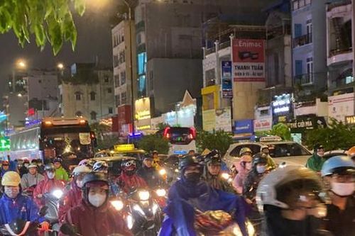 TPHCM mênh mông nước, kẹt xe khắp nơi sau mưa lớn trái mùa