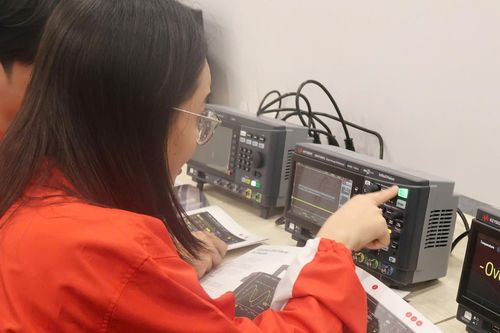 Sinh viên PTIT được thực hành trên thiết bị đo kiểm điện tử chuẩn quốc tế