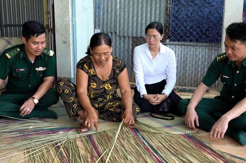 Bộ đội quân hàm xanh chăm lo đời sống đồng bào dân tộc vùng biên