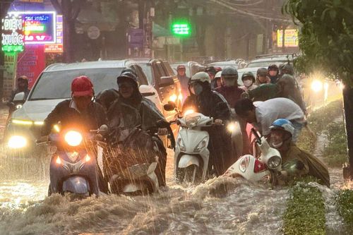 Mưa lớn trong 2 giờ, cô gái chạy xe máy ngã nhào khi qua 'rốn ngập' ở Đồng Nai