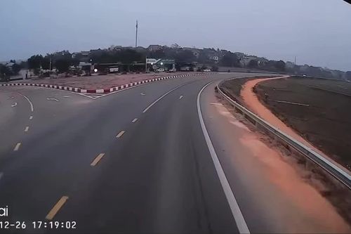 Khoảnh khắc kinh hoàng xe máy di chuyển với tốc độ cao lao thẳng vào đầu xe tải