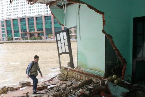 Khánh Hòa: Sóng biển đánh sập nhà dân ở cồn Nhất Trí tại thành phố Nha Trang