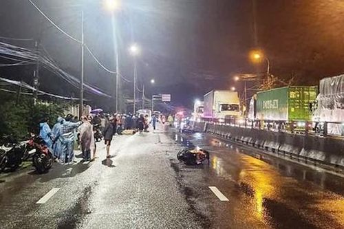 Xe máy tự tông vào dải phân cách, 3 người tử vong