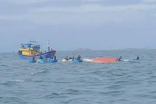 Chìm tàu cá ở Ninh Thuận, 10 ngư dân được cứu sống, 1 người tử vong