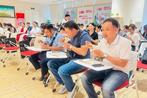 Phóng viên tham quan dây chuyền sản xuất mì ăn liền