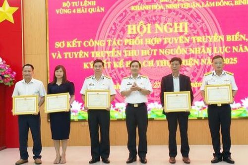 Vùng 4 Hải quân: Khen thưởng 13 điển hình trong công tác phối hợp tuyên truyền biển, đảo