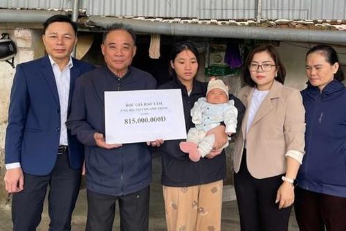 Hơn 800 triệu đồng đến với người vợ ôm con 2 tháng tuổi cầu xin giúp đỡ đưa thi thể chồng về quê