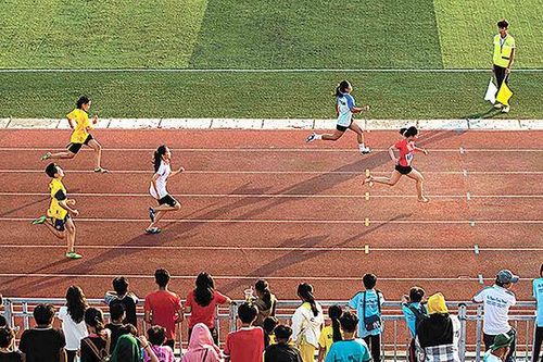 Học sinh tập luyện thể dục - thể thao