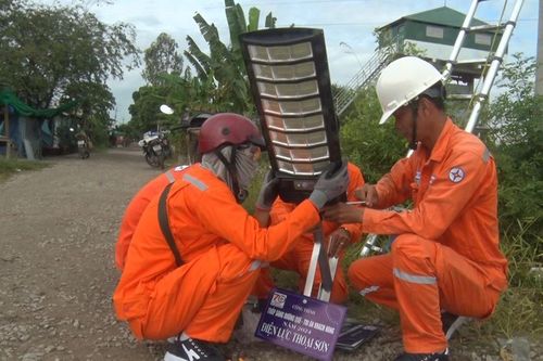 Điện lực Thoại Sơn thắp sáng đường quê