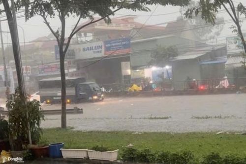 Nhiều tuyến đường ở Biên Hòa ngập sâu trong cơn mưa bất ngờ vào chiều 27-12