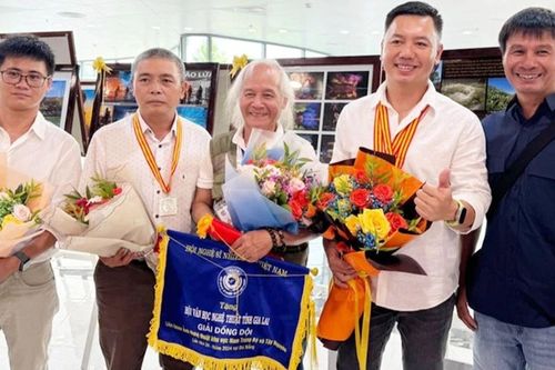 'Mưa giải thưởng' văn học nghệ thuật